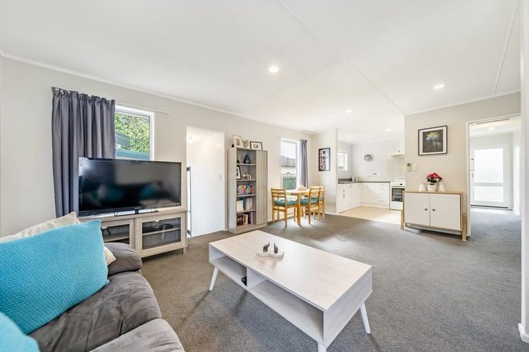 Photo of property in 2/15 Gemstone Drive, Birchville, Upper Hutt, 5018