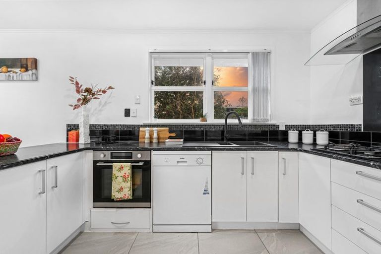 Photo of property in 2 Lowtherhurst Road, Massey, Auckland, 0614