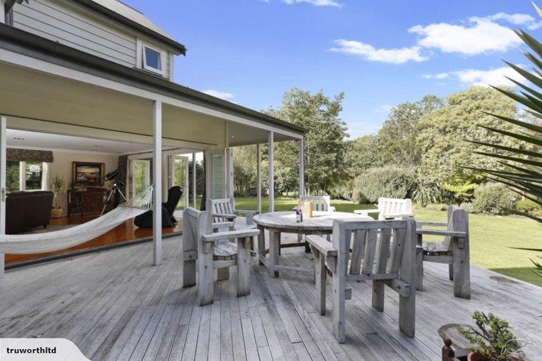 Photo of property in 186 Boord Crescent, Kumeu, 0891