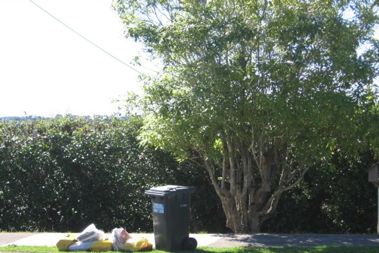 Photo of property in 1/633 Beach Road, Rothesay Bay, Auckland, 0630