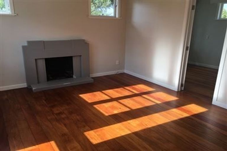 Photo of property in 30 Fruitvale Road, New Lynn, Auckland, 0600