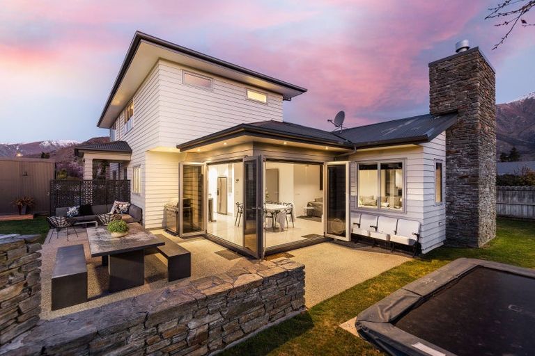 Photo of property in 9 Bridesdale Drive, Lake Hayes, Queenstown, 9304