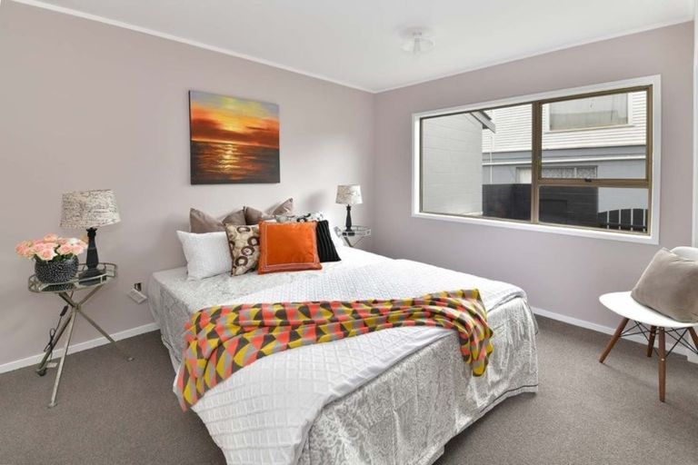 Photo of property in 2/18 Wernham Place, Northcote, Auckland, 0626