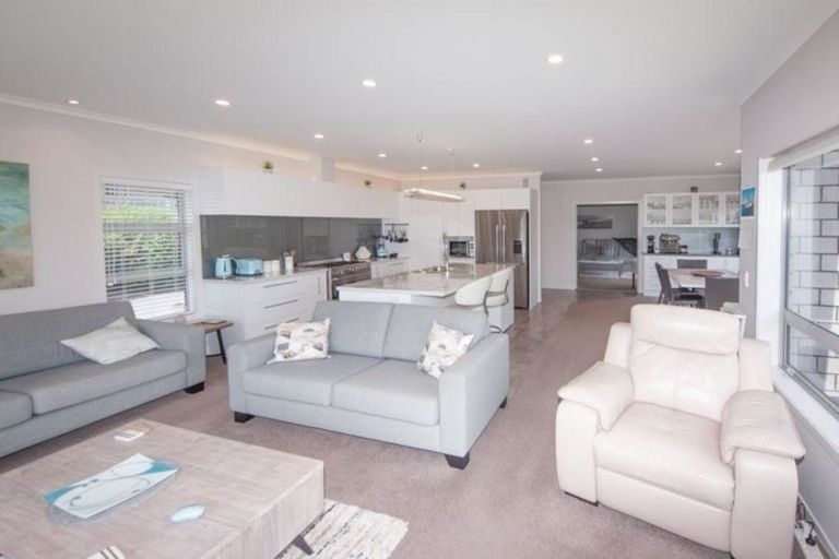 Photo of property in 20 The Fjord, Aotea, Porirua, 5024