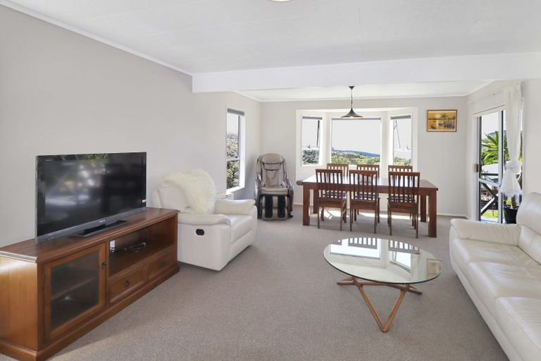 Photo of property in 3 Fernhaven Grove, Newlands, Wellington, 6037
