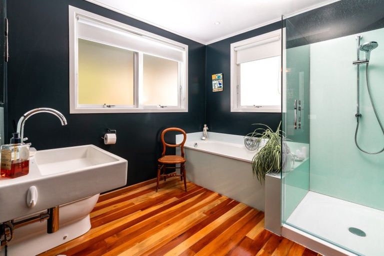 Photo of property in 8 Torwood Road, Khandallah, Wellington, 6035