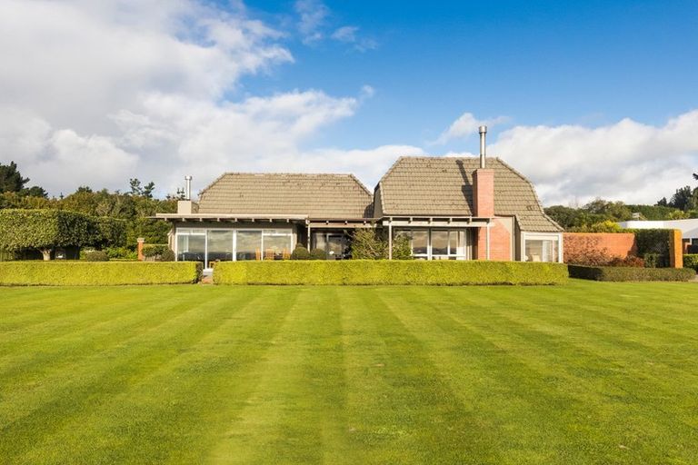 Photo of property in 38 Titirangi Drive, Fitzherbert, Palmerston North, 4471