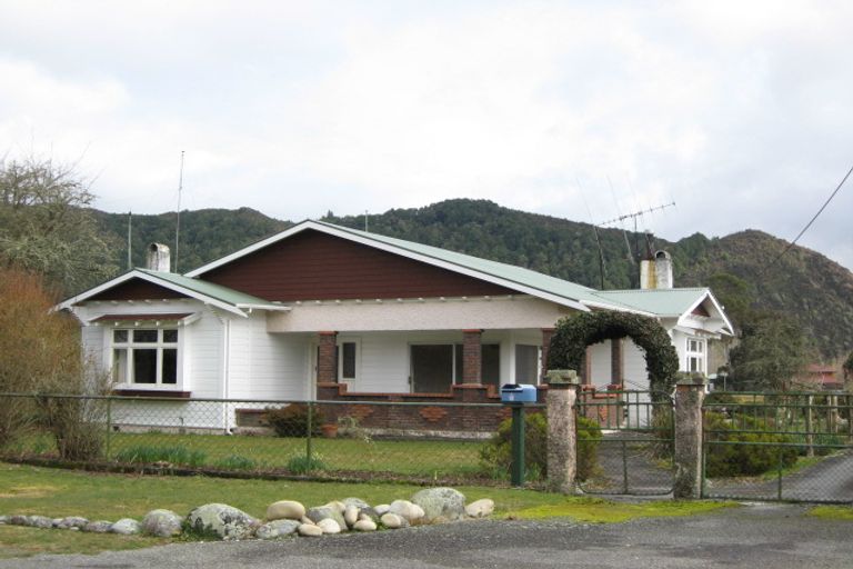 Photo of property in 20 Fairfax Street, Murchison, 7007