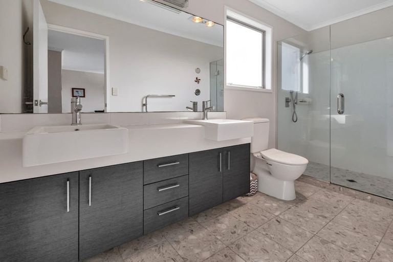 Photo of property in 9 Paradise Point Place, One Tree Point, 0118