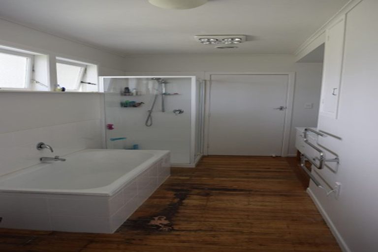 Photo of property in 11 Beulah Avenue, Rothesay Bay, Auckland, 0630