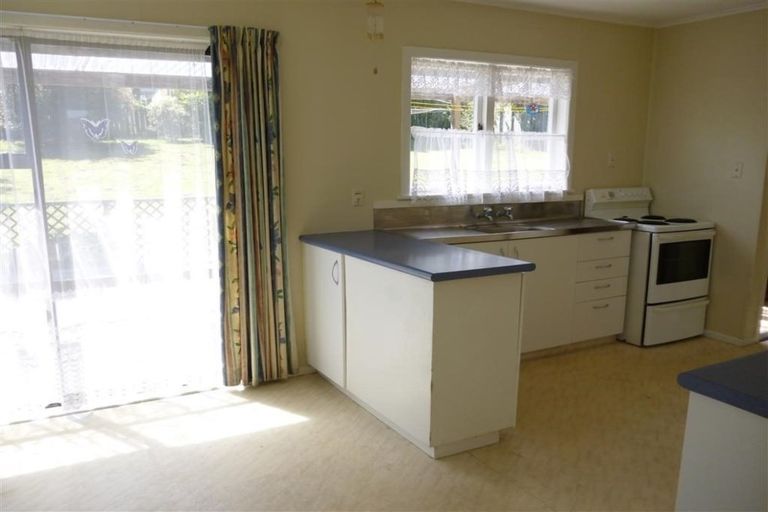 Photo of property in 4 Castaing Crescent, Te Atatu South, Auckland, 0610