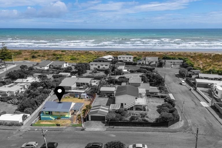 Photo of property in 17a Moana Street, Otaki Beach, Otaki, 5512