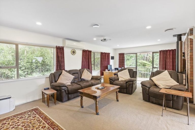 Photo of property in 18 Atarua Gardens, Waiatarua, Auckland, 0604
