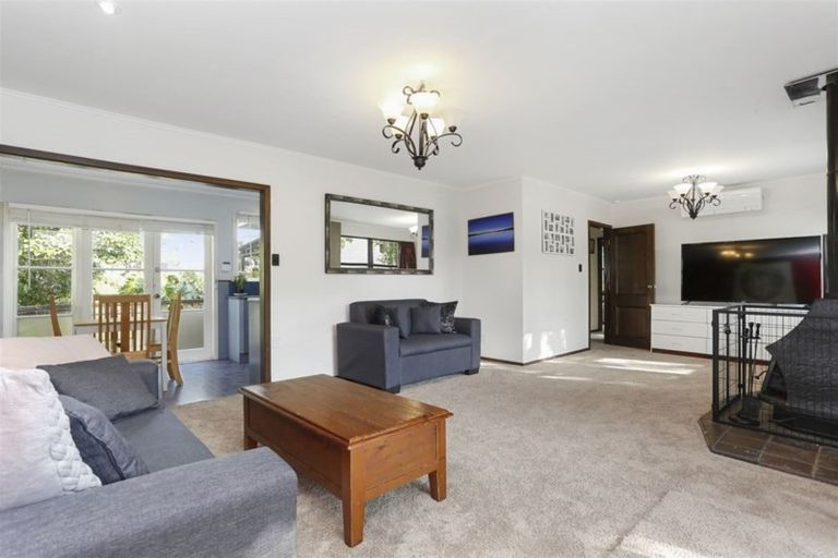 Photo of property in 9 James Scott Place, Te Atatu South, Auckland, 0602