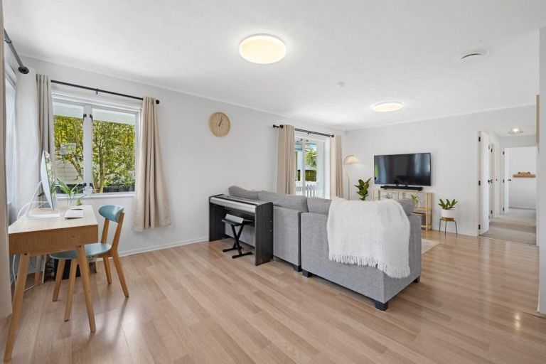 Photo of property in 2/134 Bradbury Road, Botany Downs, Auckland, 2010