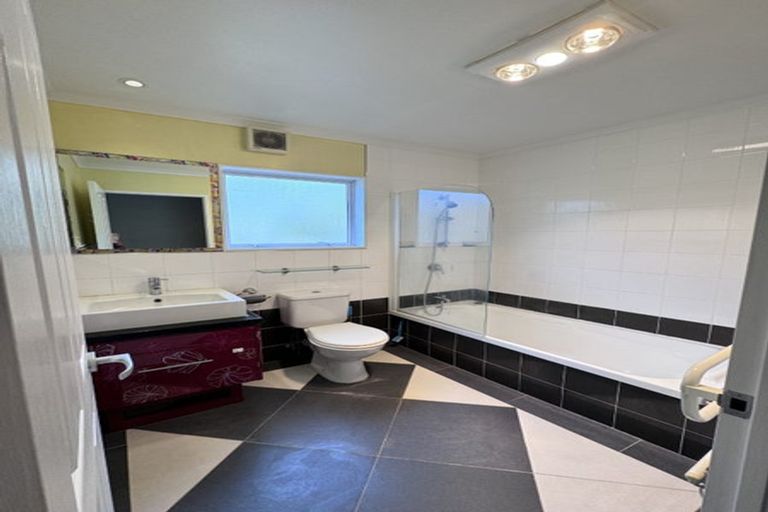 Photo of property in 286 East Coast Road, Forrest Hill, Auckland, 0620