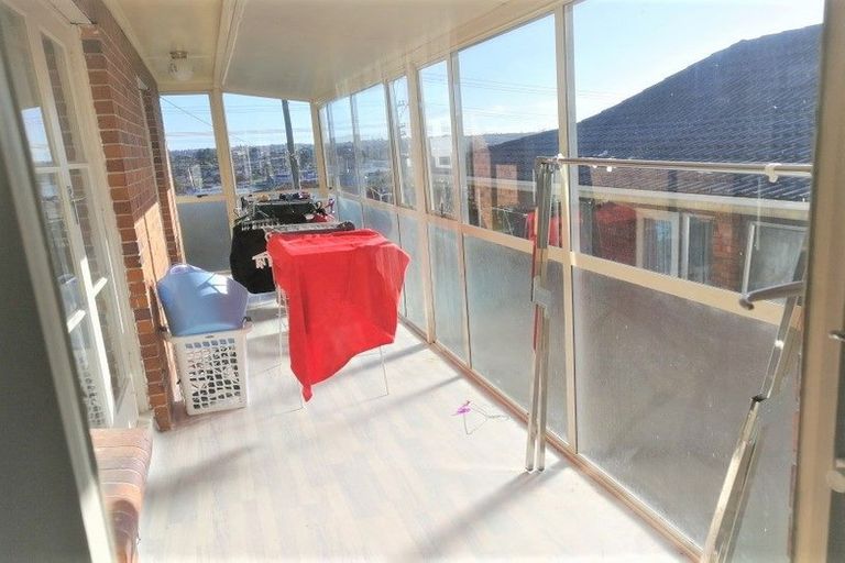Photo of property in 1/1 Cheval Drive, Totara Vale, Auckland, 0629
