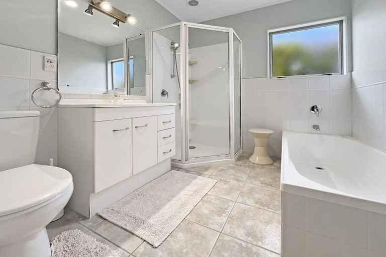 Photo of property in 8a Hauraki Crescent, Pinehill, Auckland, 0632