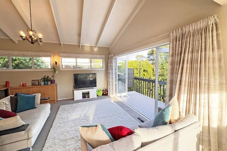 Photo of property in 8 Langstone Place, Chatswood, Auckland, 0626