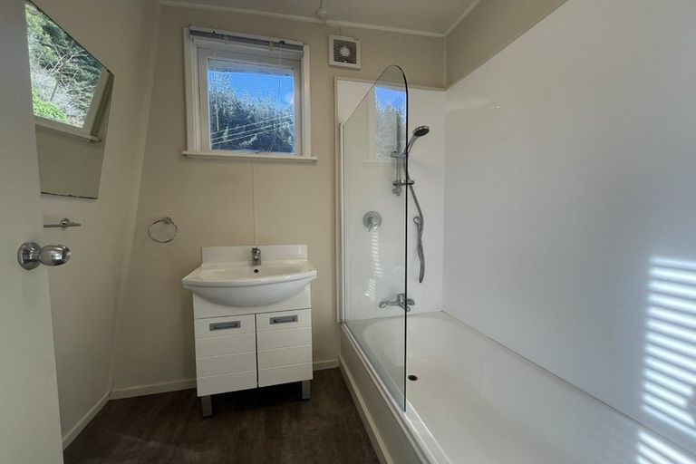 Photo of property in 82 Moeraki Road, Maoribank, Upper Hutt, 5018