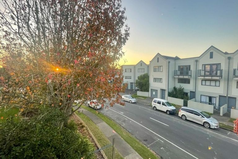 Photo of property in Tuscany Way, 22/3 Ambrico Place, New Lynn, Auckland, 0600