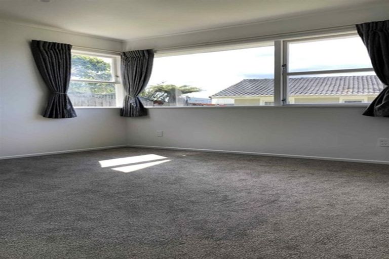 Photo of property in 11 Finlow Drive, Te Atatu South, Auckland, 0610
