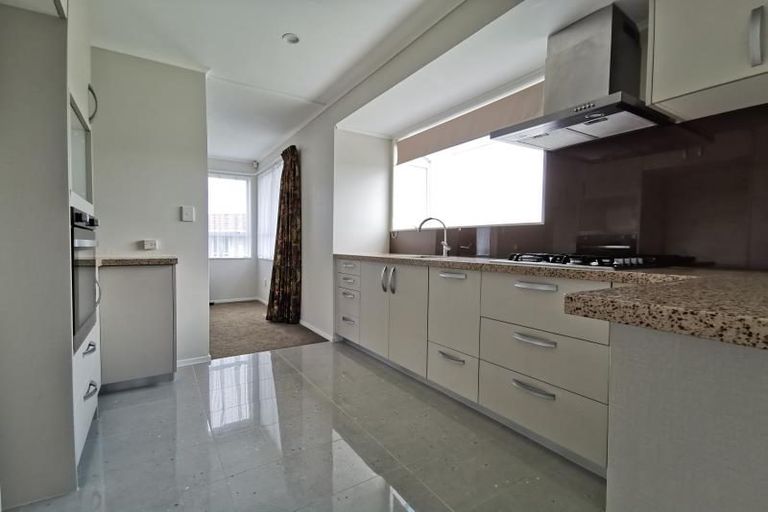 Photo of property in 12 Evesham Place, Newlands, Wellington, 6037