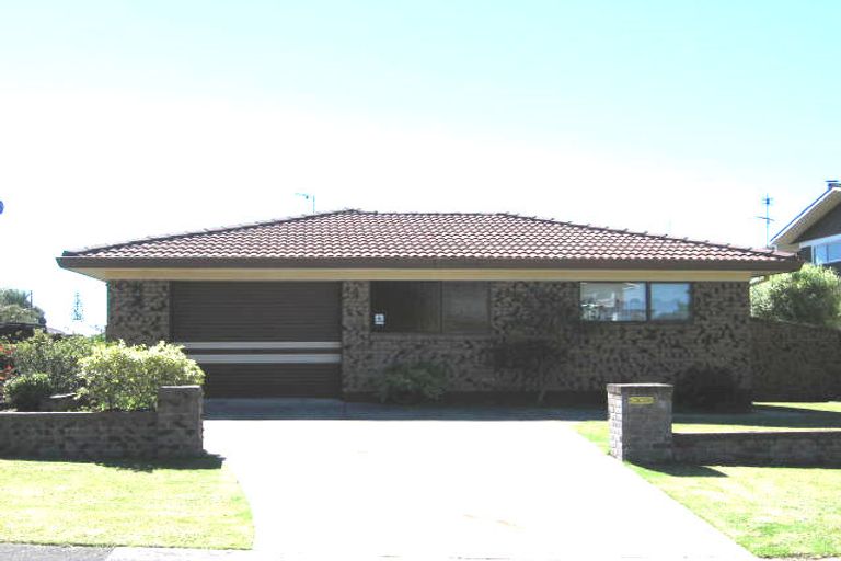 Photo of property in 14 Taitua Drive, Te Atatu South, Auckland, 0610