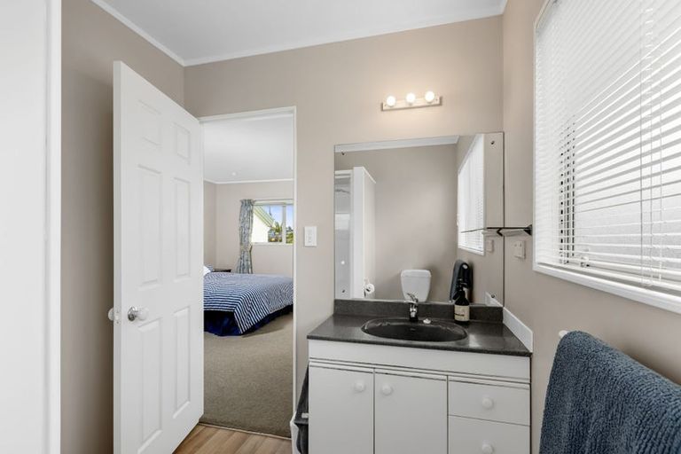 Photo of property in 6 Settlers Grove, Orewa, 0931