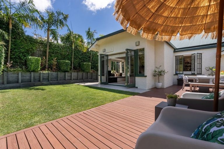 Photo of property in 19 Maritime Terrace, Birkenhead, Auckland, 0626