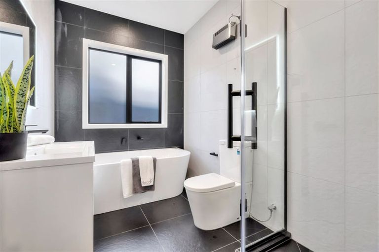 Photo of property in 18 Lewis Younie Road, Kumeu, 0810