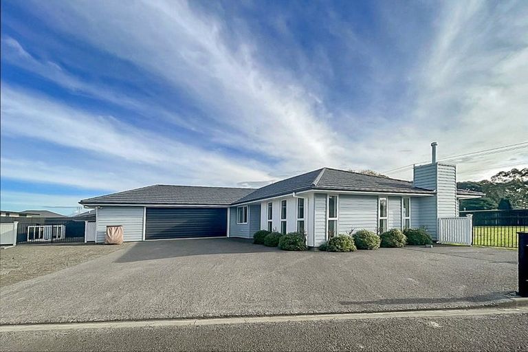 Photo of property in 111 Johnstone Drive, Fitzherbert, Palmerston North, 4410