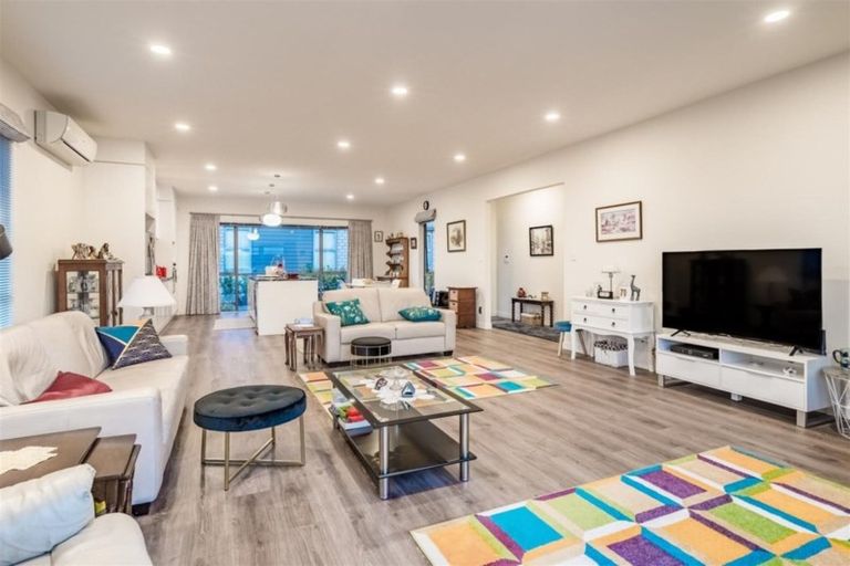 Photo of property in 29 Resolution Drive, Gulf Harbour, Whangaparaoa, 0930