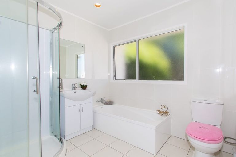 Photo of property in 13 Merida Place, Unsworth Heights, Auckland, 0632
