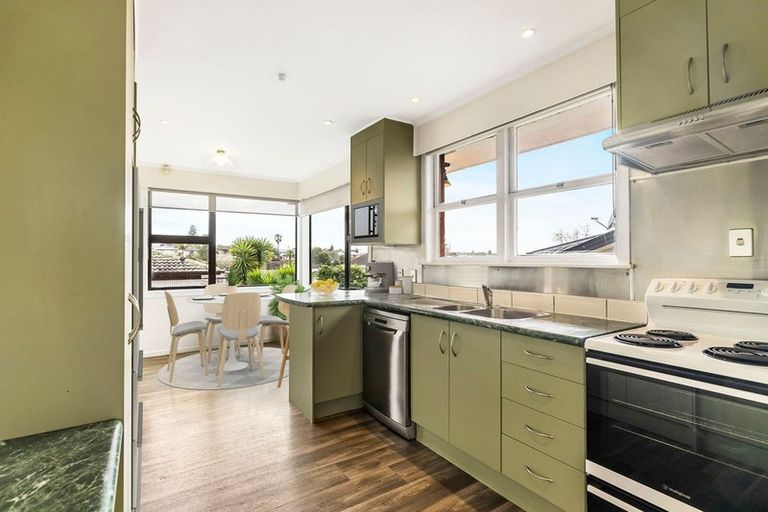 Photo of property in 120 Gossamer Drive, Pakuranga Heights, Auckland, 2010