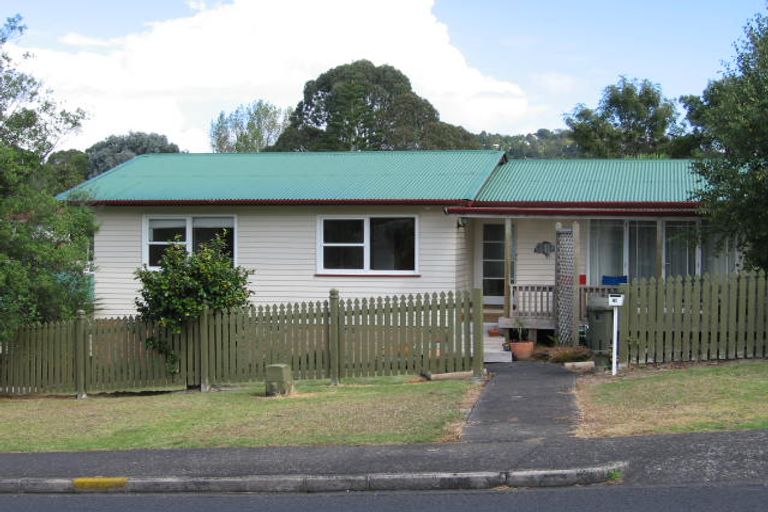 Photo of property in 41 La Rosa Street, Green Bay, Auckland, 0604