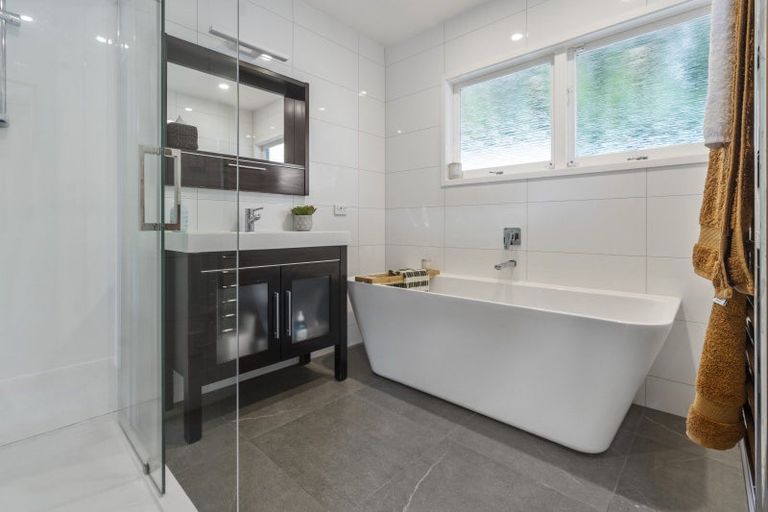 Photo of property in 28 Himalaya Drive, Half Moon Bay, Auckland, 2012