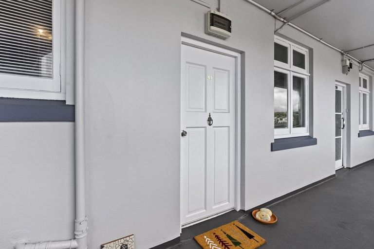 Photo of property in Devonport Apartments, 49/127 Saint Aubyn Street, New Plymouth, 4310