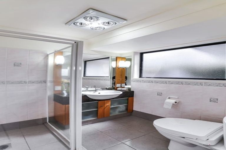 Photo of property in 4 Mahina Place, Te Atatu Peninsula, Auckland, 0610