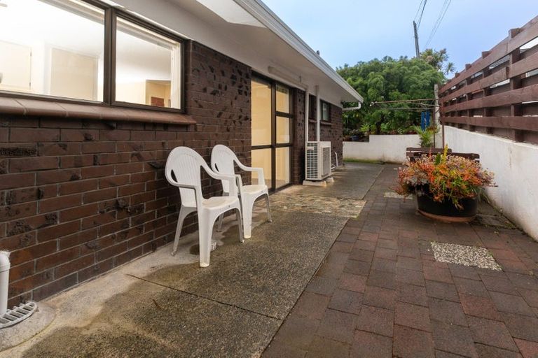 Photo of property in 2/4 Bishop Street, Green Bay, Auckland, 0604