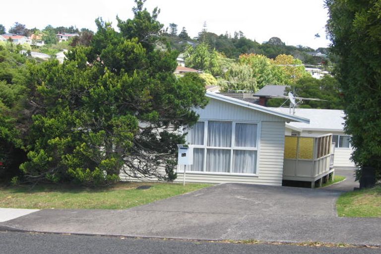 Photo of property in 2/4 Battle Place, Glenfield, Auckland, 0629