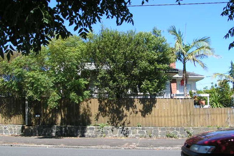 Photo of property in 33 Clarence Road, Northcote Point, Auckland, 0627