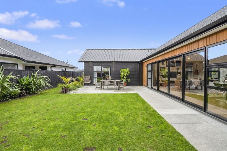 Photo of property in 2 Len Ireland Drive, Kumeu, 0810