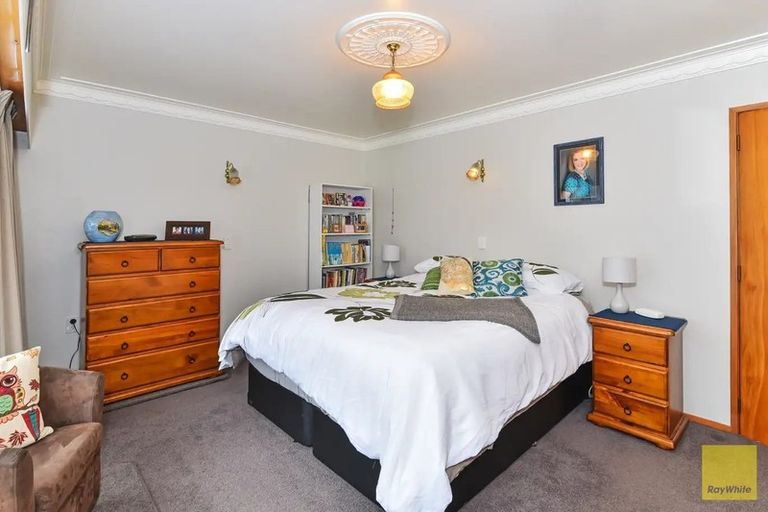 Photo of property in 1 Kingsclere Place, Goodwood Heights, Auckland, 2105