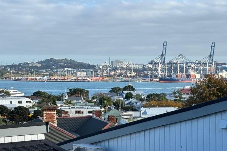 Photo of property in 2/66 Victoria Road, Devonport, Auckland, 0624