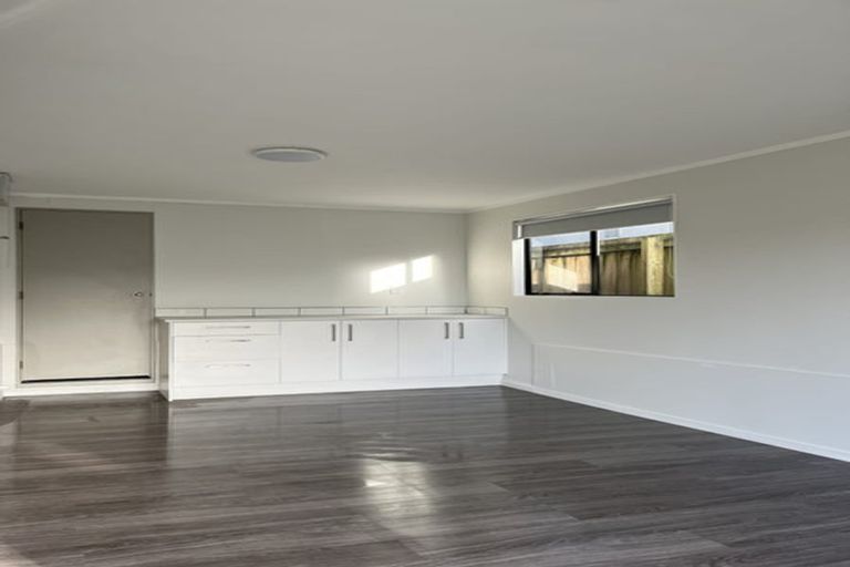 Photo of property in 2/523 Glenfield Road, Glenfield, Auckland, 0629