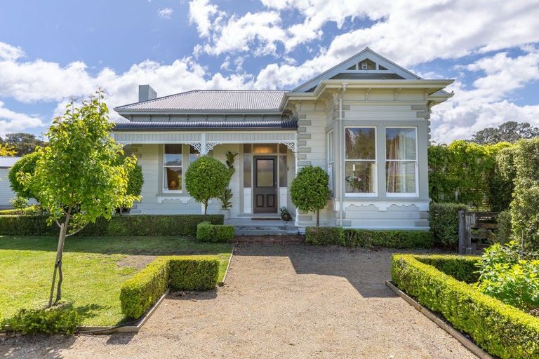 Photo of property in 16 Orchard Road, Greytown, 5712