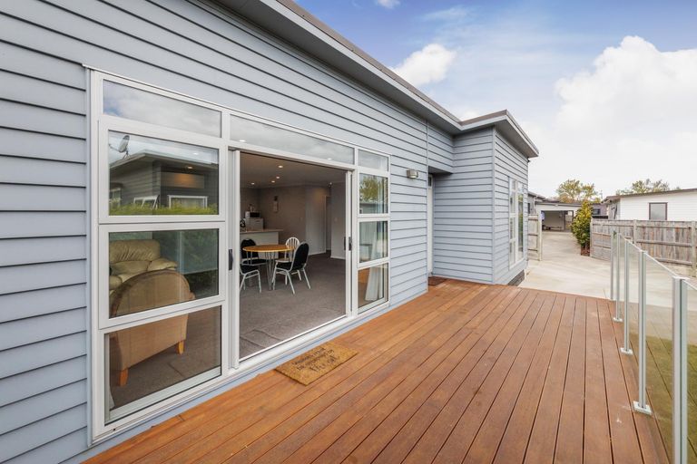 Photo of property in 58 Exeter Crescent, Takaro, Palmerston North, 4412