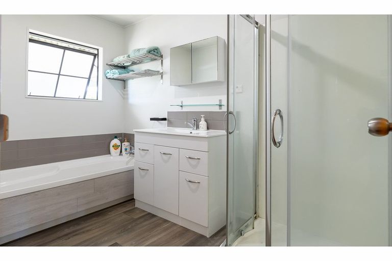 Photo of property in 7 Imperial Place, Henderson, Auckland, 0612