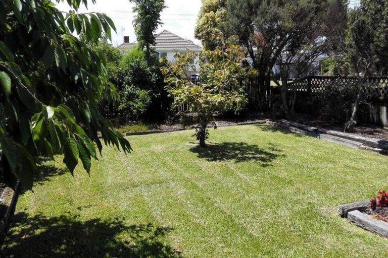 Photo of property in 77 Dale Crescent, Pakuranga, Auckland, 2010